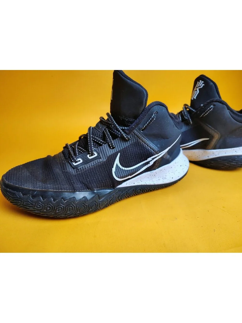 Nike Kyrie Flytrap 4 Black White Metallic Silver CT1972-001 Men's Size 9 Hoops